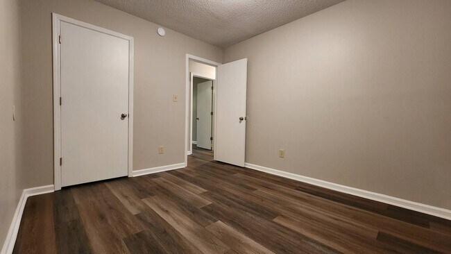 Building Photo - 208 S Ginger Dr