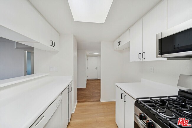 Building Photo - 870 Crenshaw Blvd