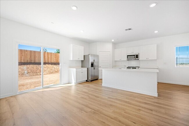 Building Photo - 3685 Vestland Ct
