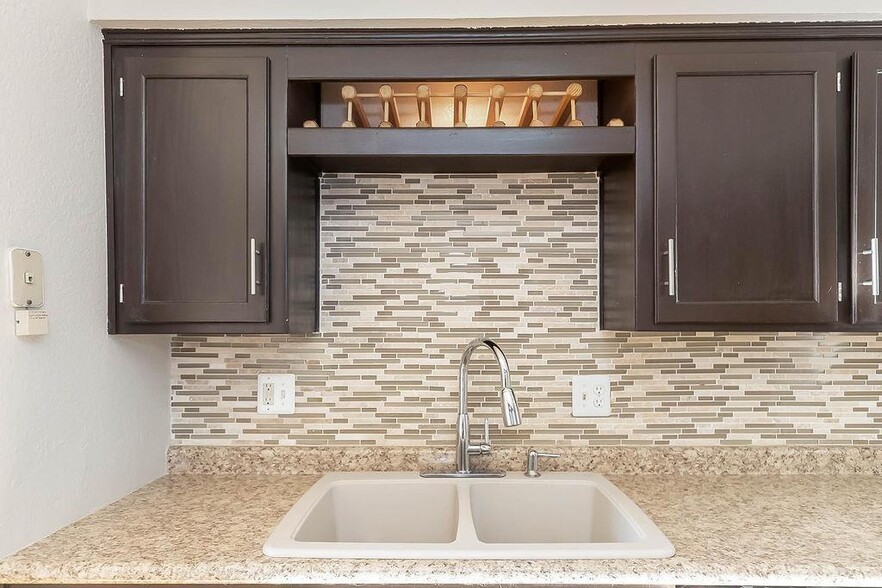 Building Photo - 1425 Martway Cir
