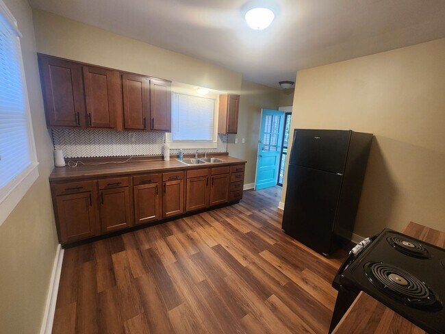 Building Photo - Beautiful 2 bedroom 1 bath renovated home with washer/dryer hookups!