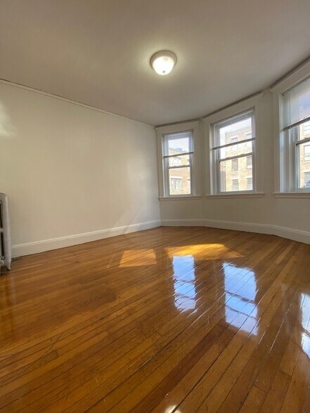 Building Photo - 121 Park Dr