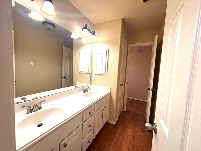 Building Photo - 19123 Center Park Dr