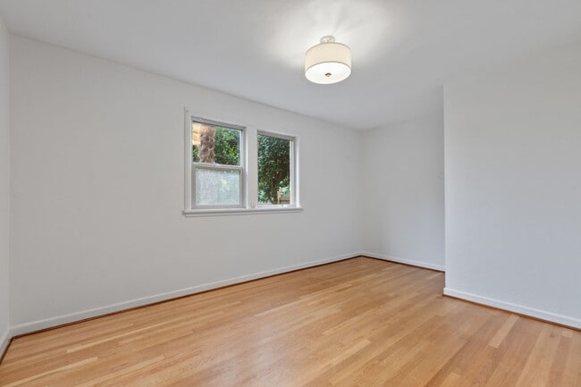 Building Photo - 4bd/2ba Seattle Home