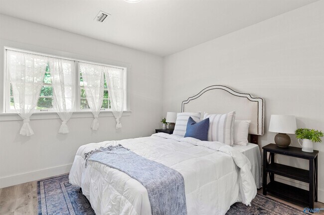 Building Photo - 7916 Valley View Dr SE