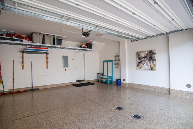 Building Photo - 1562- Vista del Mar Way