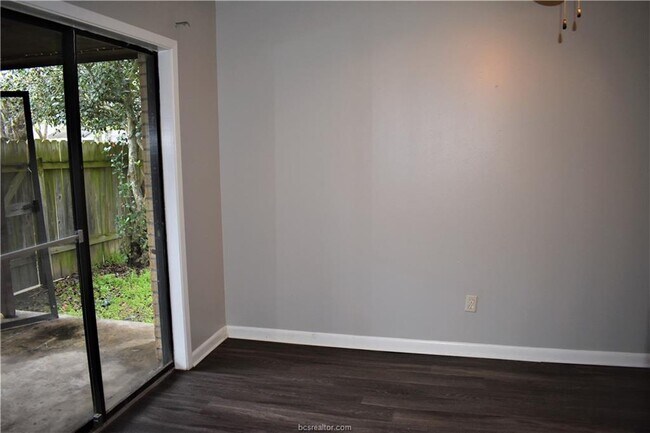 Building Photo - 704 Vassar Ct