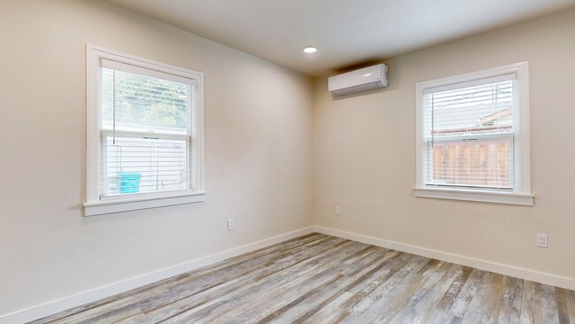 Building Photo - Beautiful 2 Bedroom 1.5 Bathroom Home! Sho...
