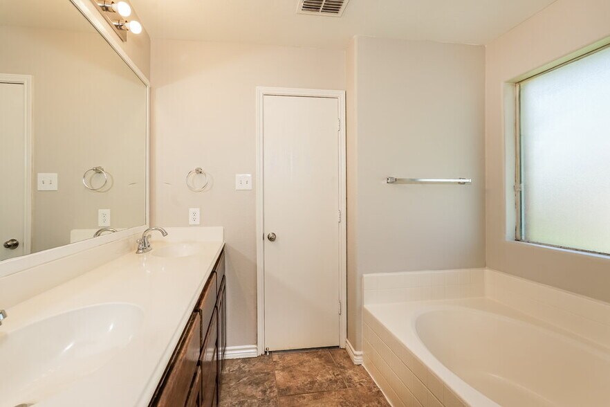 Building Photo - 12717 Carpenter Ln