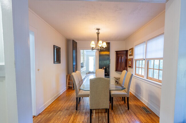 Building Photo - 566 Newberry St SW