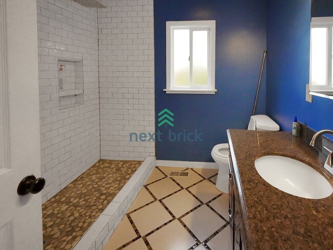 Building Photo - A beautiful 4 bed and 2 bathroom house for rent