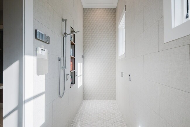 Building Photo - Stunning Custom Home in Palmetto Bluff