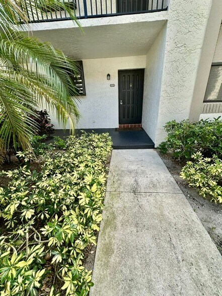 Building Photo - 1250 S Military Trl