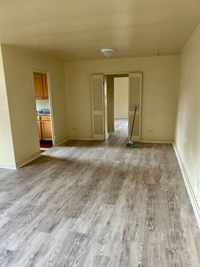 Building Photo - Bright 2 Bedroom Apartment in Shadyside w/Dishwasher