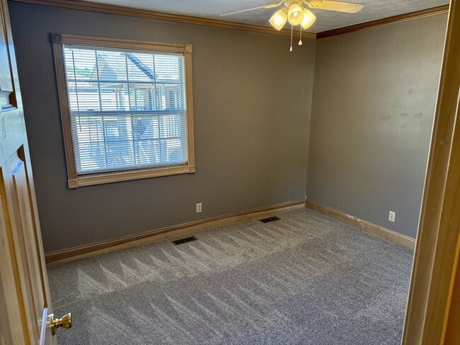 Building Photo - 1616 Spring Valley Dr
