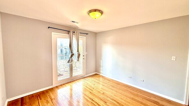 Building Photo - 1078 N Hermitage Ave