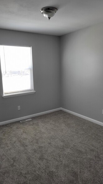 Building Photo - 916 NE Bristol Dr