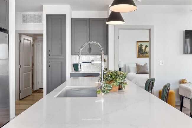 Building Photo - 1301 Leah Ave