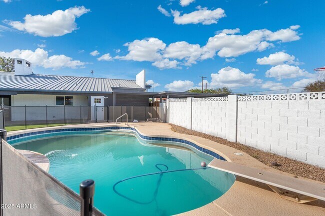 Building Photo - 1759 N Spring Cir