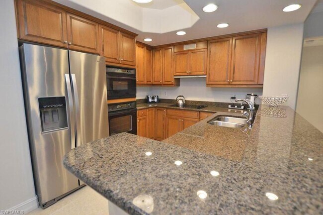 Building Photo - Beautifully decorated split 2/2 in stunnin...