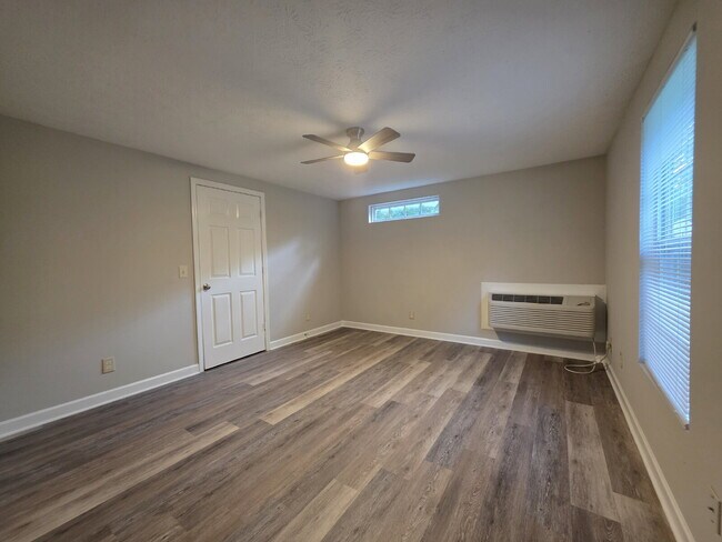 Building Photo - Recently Updated 1 BR, 1 Bath Unit with yard