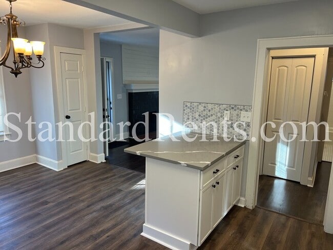 Building Photo - Adorable updated bungalow on a large lot in the heart of Grant Park!