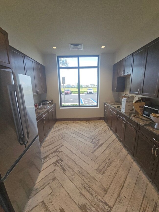 Building Photo - 3 bed 2 bath home fully furnished