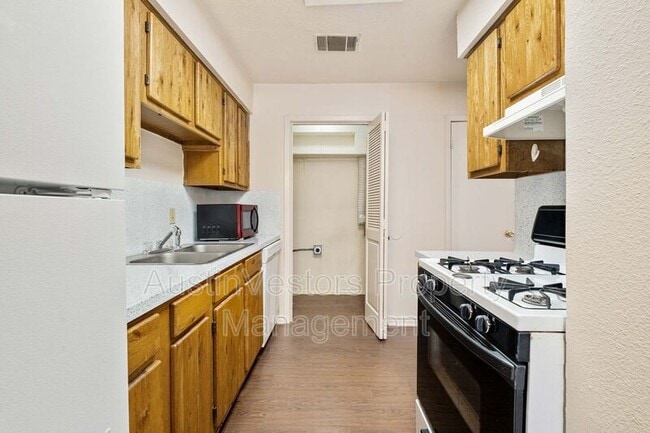 Building Photo - 115 S Frio St