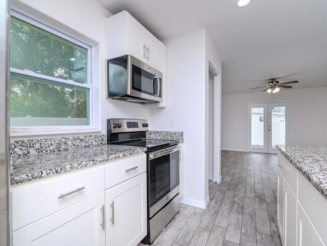 Building Photo - Charming 3-Bedroom, 2-Bathroom Home in South Tampa – Perfect Location!