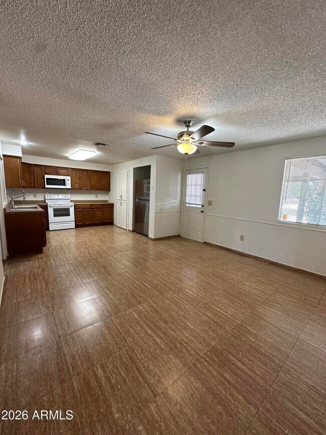 Building Photo - 5653 W Hatcher Rd