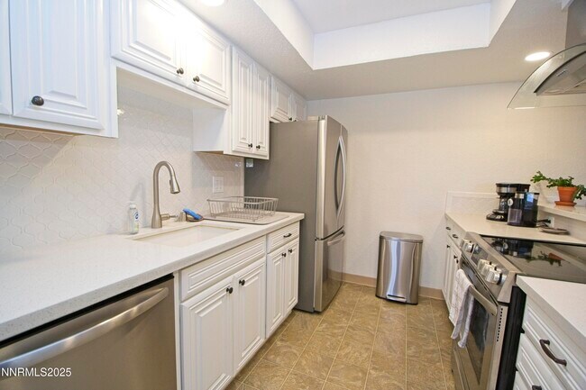 Building Photo - 2855 Idlewild Dr