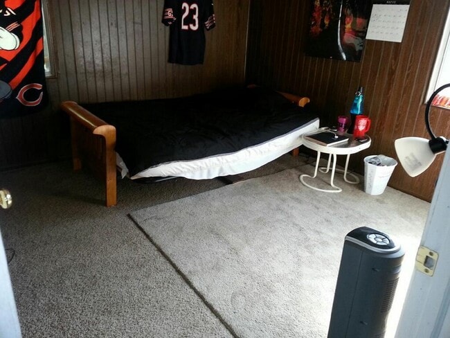 Building Photo - Very nice 3bed/1bath south side home w/ garage & fenced in back yard