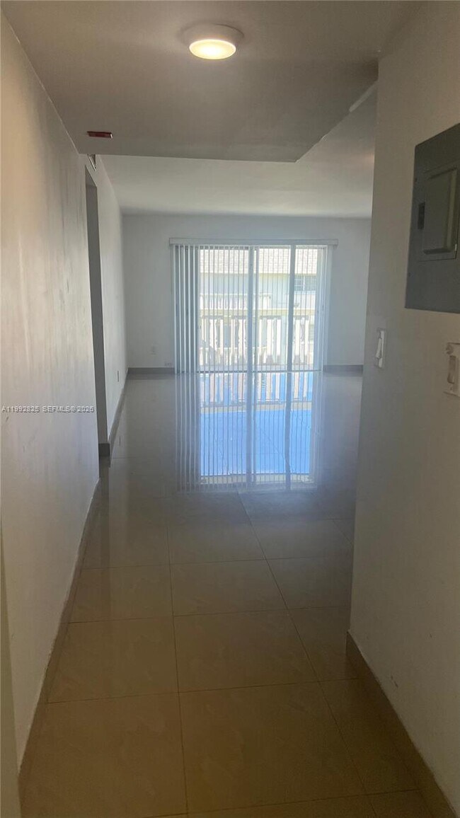 Building Photo - 15205 NE 6th Ave