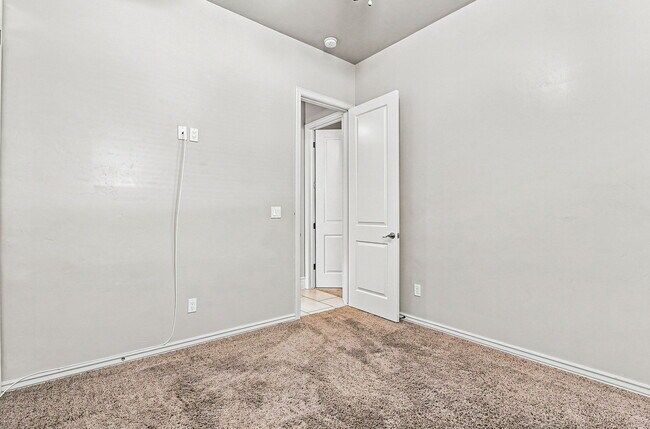 Building Photo - 3203 Red Orchard Dr