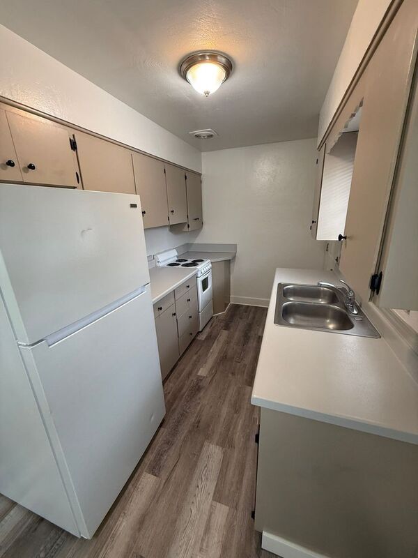 Building Photo - 1566 Bellevue St SE