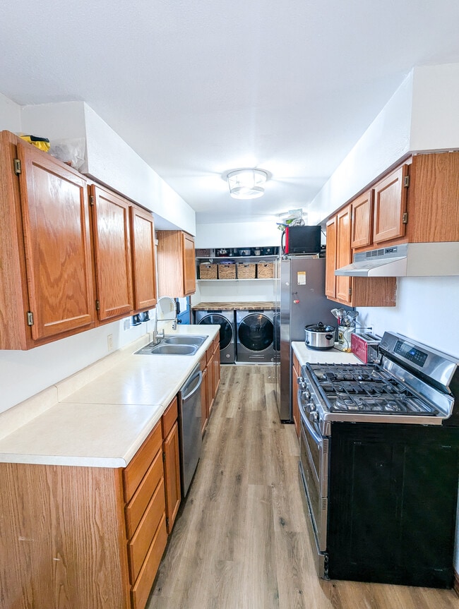 Building Photo - 1015 E Grand Ave