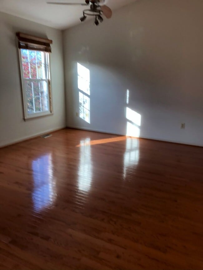 Building Photo - Spacious Townhome, Great Location!