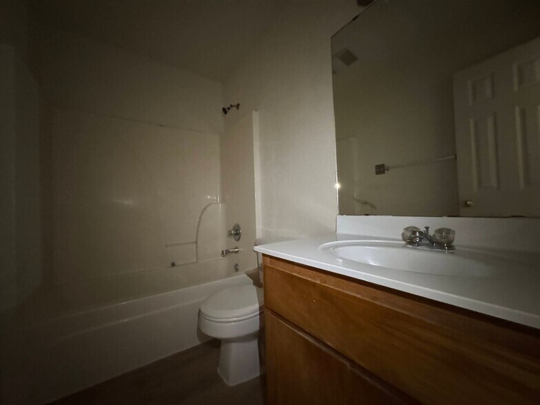 Building Photo - 3301 Barcelona Dr