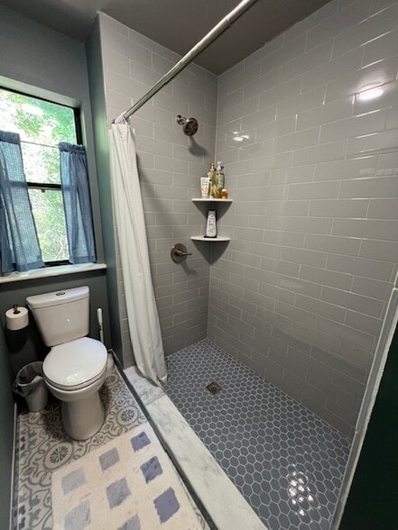 upstairs full bath - 130 E Longview St