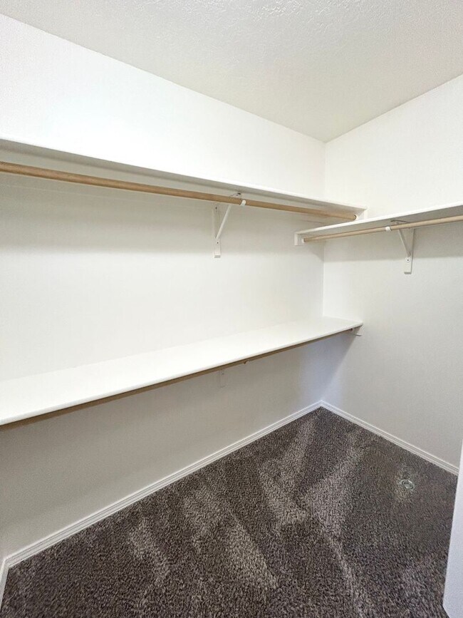 Building Photo - 4650 N Date Palm Ave