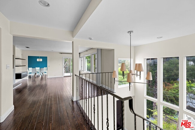 Building Photo - 1759 N Beverly Dr