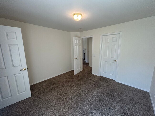 Building Photo - Spacious 2 bedroom and 2 bath.