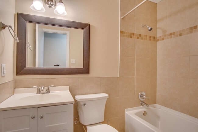 Building Photo - Fully Renovated 3/2 Just Minutes from the ...