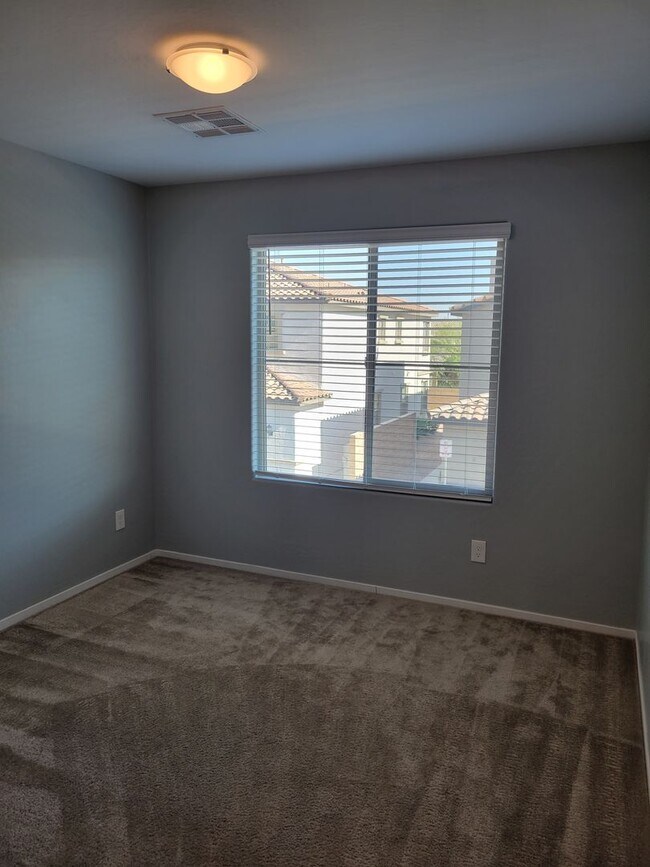 Building Photo - Giant Causeway / Showing 5/1/26