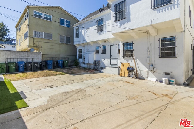 Building Photo - 1114 S Orange Dr