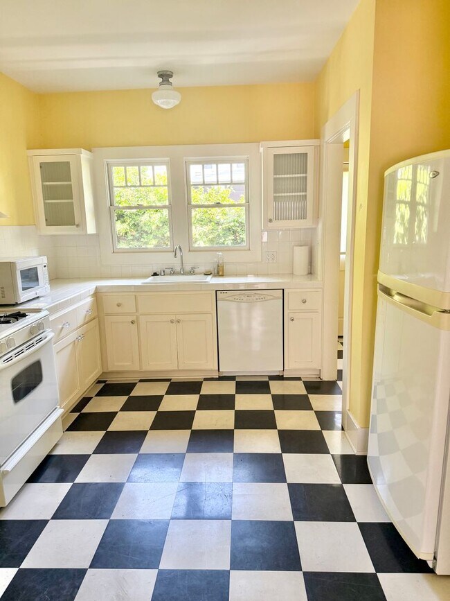 Building Photo - Historic 2 Bedroom on Hawk