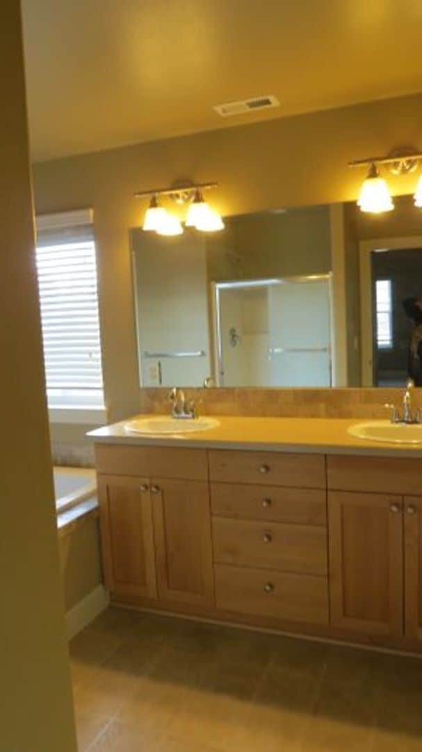 Building Photo - Beautiful home in neighborhood of Bend.  L...