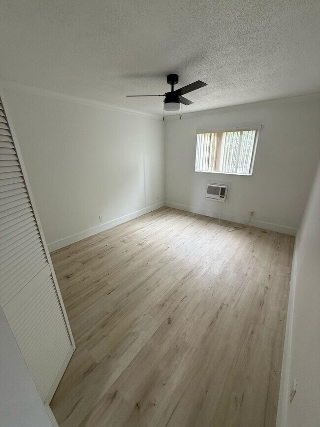 Building Photo - 1480 E Sample Rd