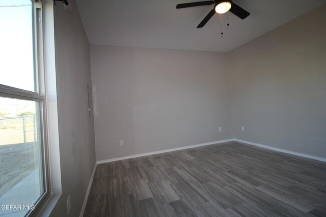 Building Photo - 517 Val Verde St