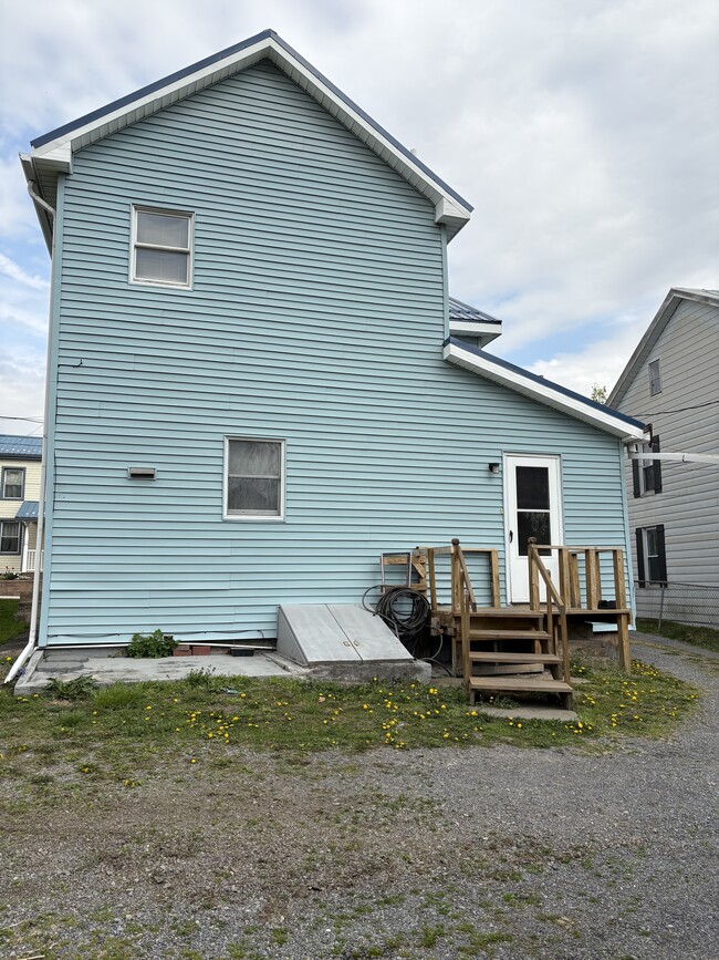 Building Photo - 424 Shakespeare Ave